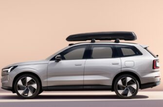 Volvo EX90 зі встановленим на дах багажником, вигляд збоку.