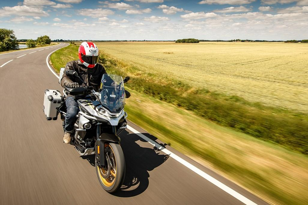 Мотоцикл CFMOTO для подорожей та активного відпочинку